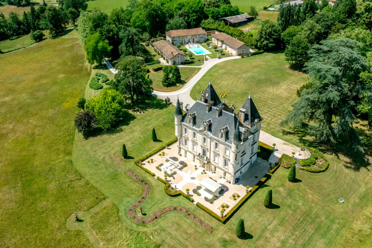 6.5-hectare estate with a castle, garden, and updated outbuildings