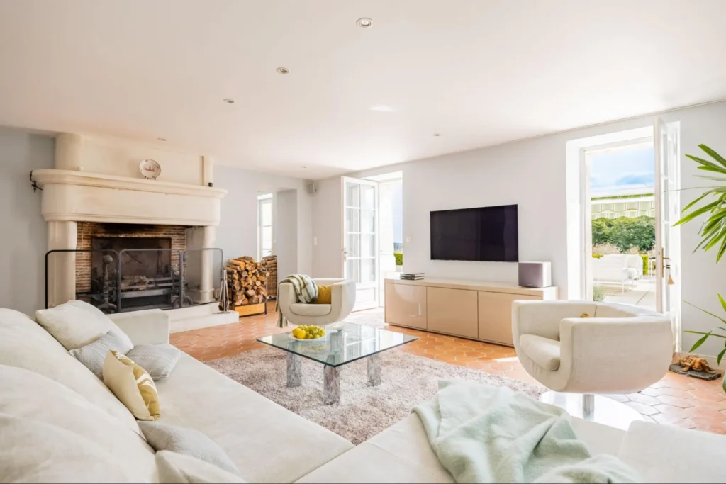 Bright château living room