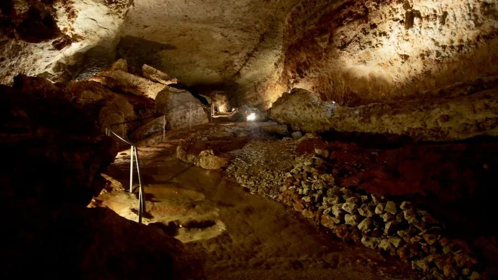 Underground chamber inside Gouffre de Proumeyssac cave