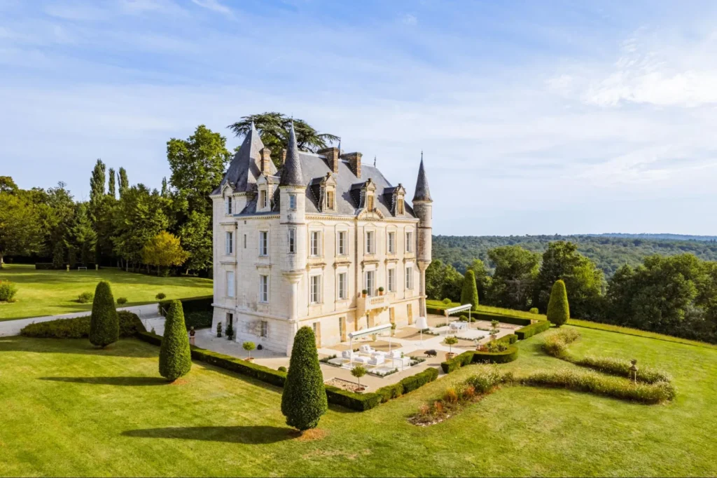 Château de Lasfonds surrounded by green gardens